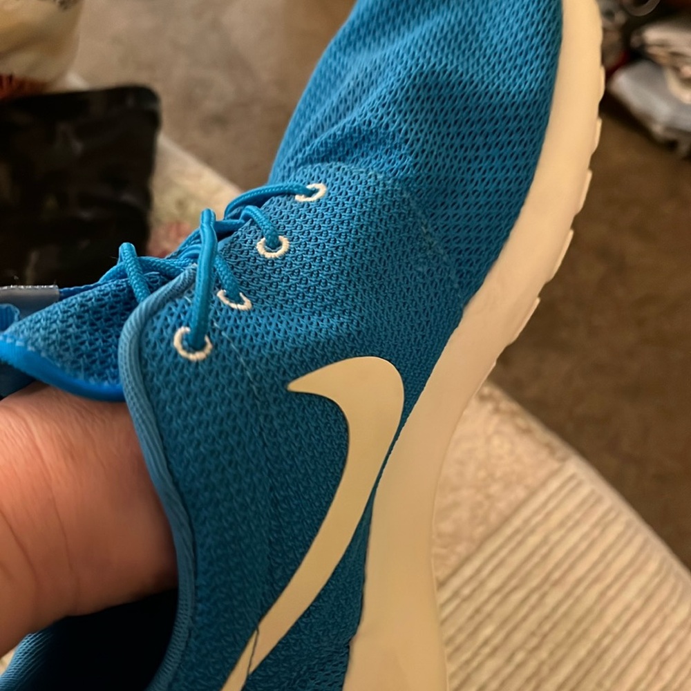 Women’s or men’s Nike shoes I guess teal in color size 11 tennis shoe